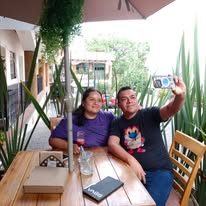 Pareja sentada en terraza