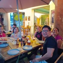 Grupo de clientes sonriendo en mesa