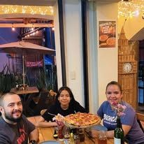 Grupo de amigos en mesa de pizzería